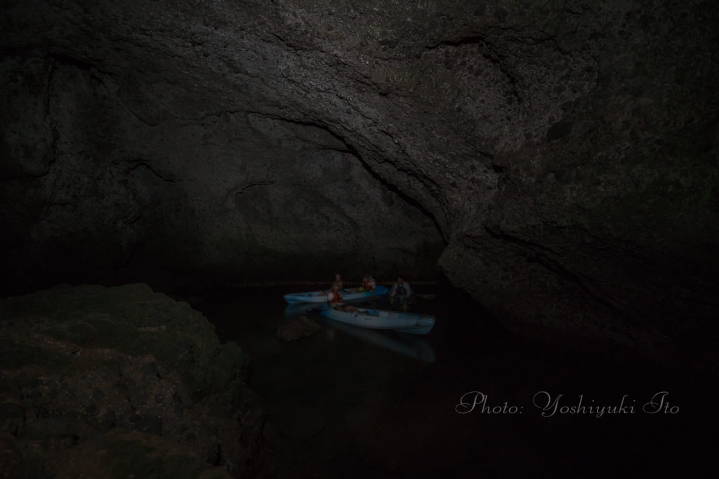 光る青の洞窟