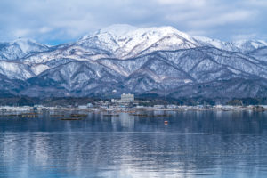 冬の加茂湖と金北山