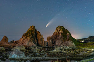ネオワイズ彗星と夫婦岩